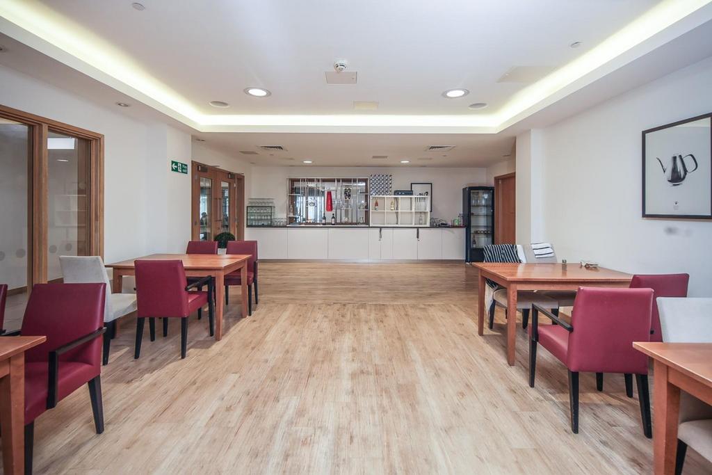 150 Queensway Court -21.jpg