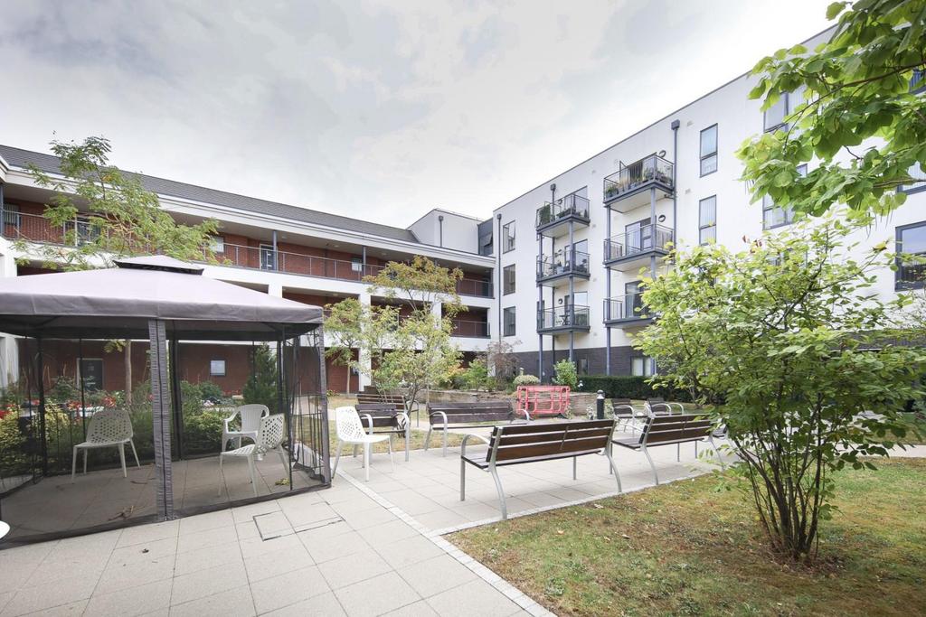 150 Queensway Court -17.jpg