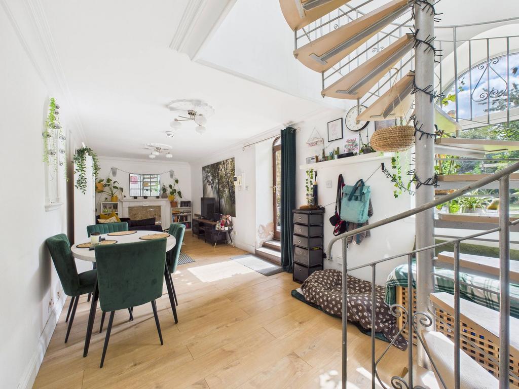 Lounge/Dining Room