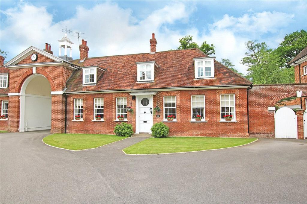 Calcot Court, Calcot, Reading... 3 bed link detached house - £700,000