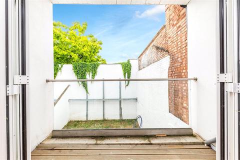2 bedroom apartment to rent, Archway Road, N6