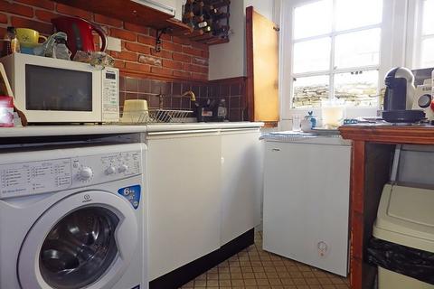2 bedroom terraced house to rent, High Street, Witney OX28