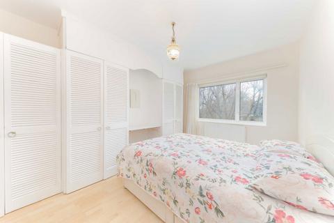 2 bedroom flat for sale, Oak Tree Close, London W5