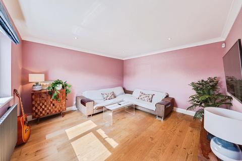 25 Charlton Dene, London, SE7 7BU