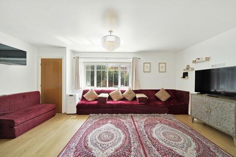 2 bedroom flat for sale, Ellis Close, Ruislip HA4