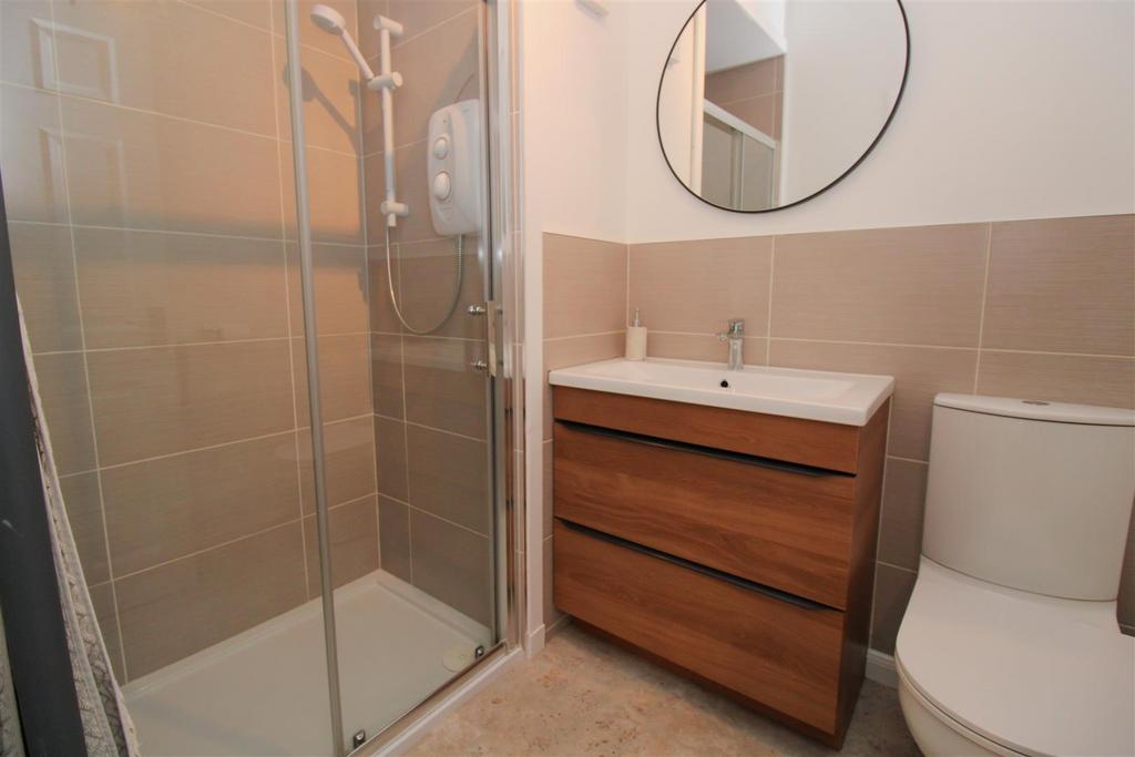 BED 1 EN SUITE.jpg