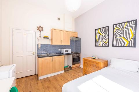 Studio to rent, Gloucester Road, South Kensington, London, SW5
