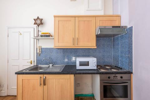 Studio to rent, Gloucester Road, South Kensington, London, SW5