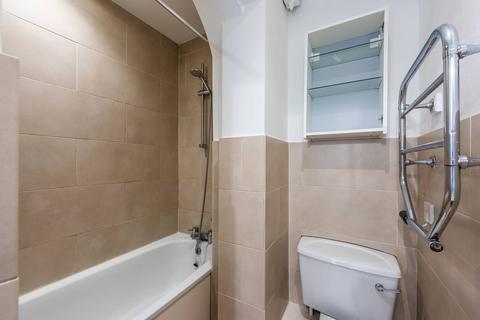 Studio to rent, Gloucester Road, South Kensington, London, SW5