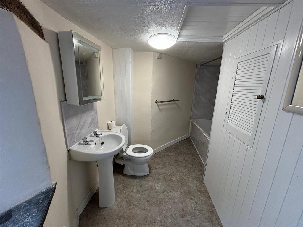 Bathroom.jpg