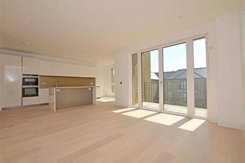 3 bedroom apartment to rent, Pinewood Gardens, Teddington