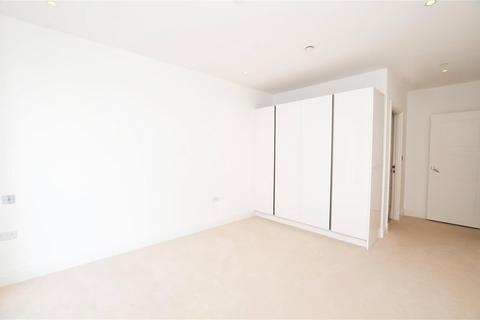 3 bedroom apartment to rent, Pinewood Gardens, Teddington