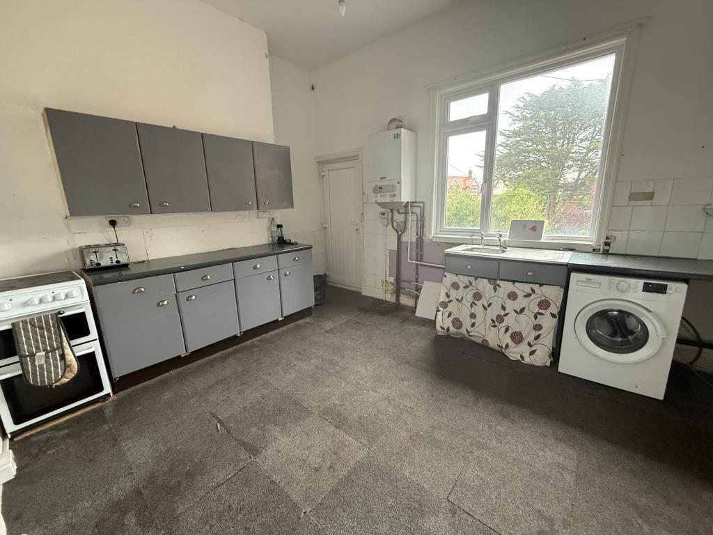 General view of the kitchen dining room