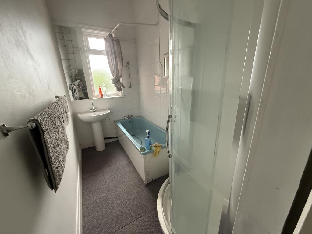 General view of the bathroom