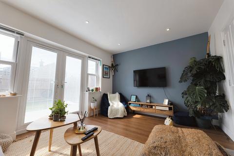 3 bedroom semi-detached house for sale, Harbourside, Harwich, CO12 3