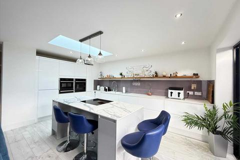 2 bedroom detached house for sale, Leigh on Sea SS9
