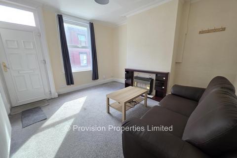 2 bedroom terraced house to rent, Harold View, Hyde Park LS6
