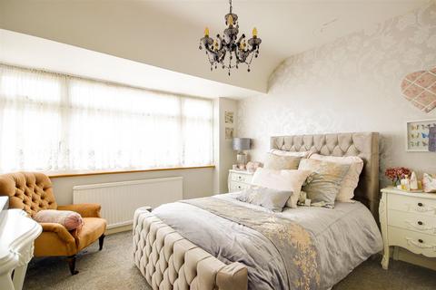 9 Winton Close, London, N9 8ER