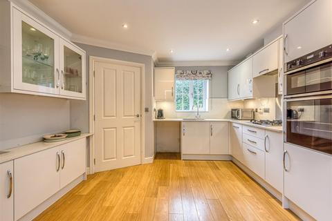 6 Stanham Close, Wombourne, Wolverhampton, WV5 9JL