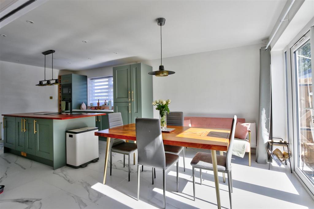 Kitchen/Dining Room: