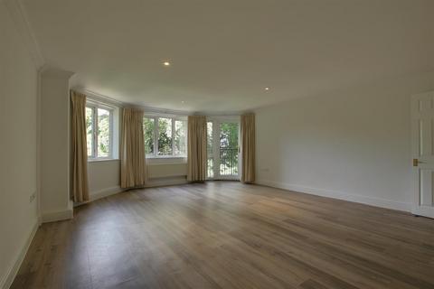 3 bedroom flat for sale, Paulin Drive, London