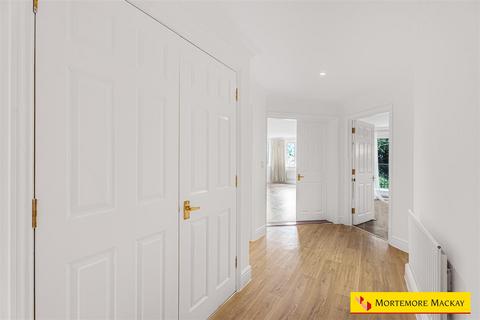 3 bedroom flat for sale, Paulin Drive, London