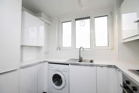 2 bedroom flat to rent, Clem Attlee Court, London SW6