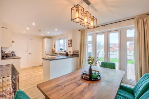 4 bedroom detached house for sale, Ivatt Close, Midway