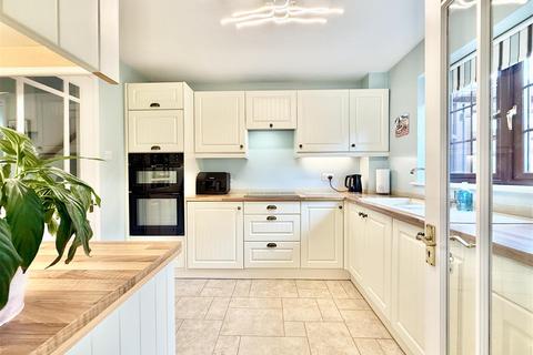 4 bedroom detached house for sale, Nickleby Road, Chelmsford