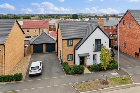 4 bedroom detached house for sale, West Street, Upton NN5