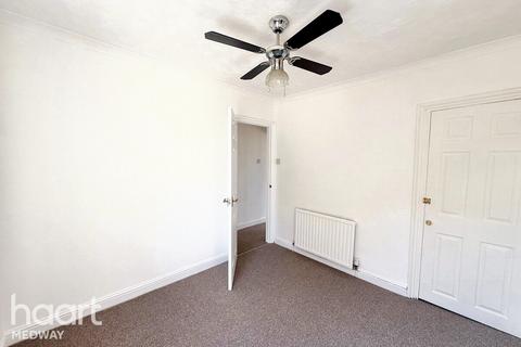3 bedroom terraced house for sale, Magpie Hall Road, Chatham