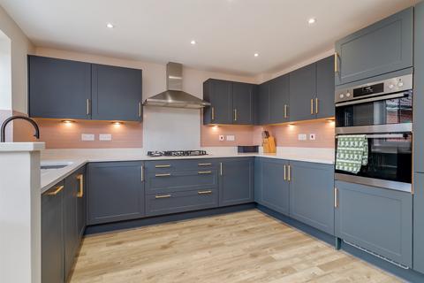 4 bedroom detached house for sale, Kestrel Close, Newent