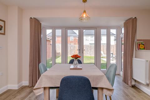 4 bedroom detached house for sale, Kestrel Close, Newent