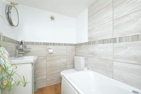 undefined, CHARMING CHARACTER COTTAGE * YAVERLAND