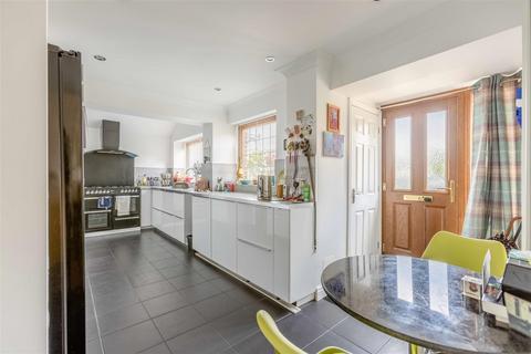 26 Burnham Close, Windsor, SL4 4PN