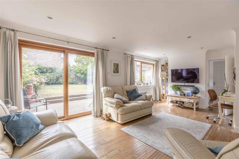 26 Burnham Close, Windsor, SL4 4PN