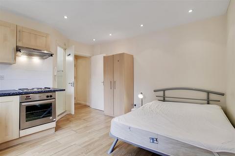 Studio to rent, Palace Court, London W2