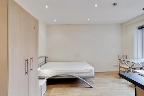 Studio to rent, Palace Court, London W2