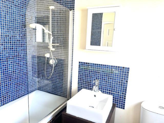 27 North Road Bathroom.jpg