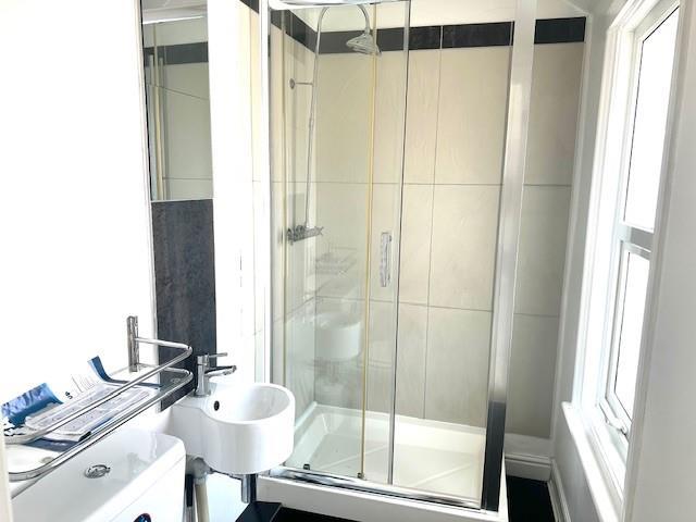 27 North Road Ensuite.jpg