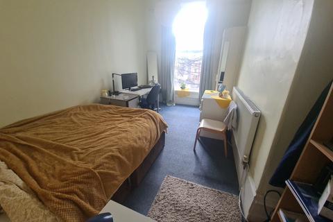 3 bedroom flat to rent, Moorland Road, Leeds LS6