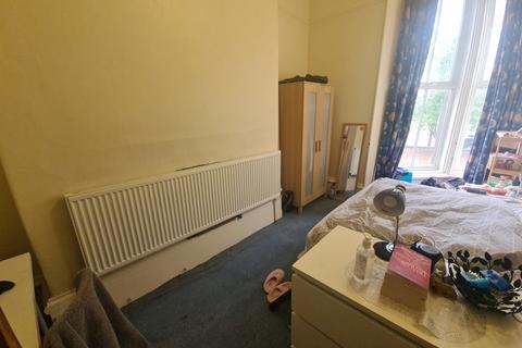 3 bedroom flat to rent, Moorland Road, Leeds LS6