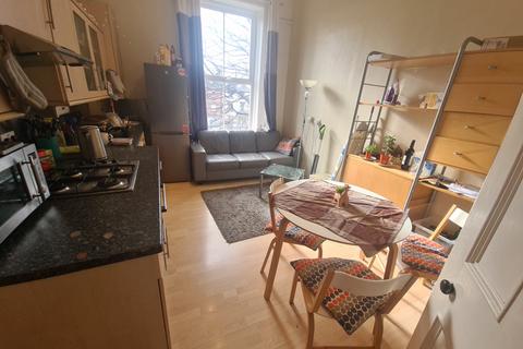 3 bedroom flat to rent, Moorland Road, Leeds LS6