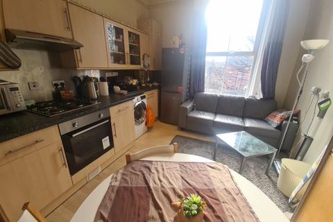 3 bedroom flat to rent, Moorland Road, Leeds LS6