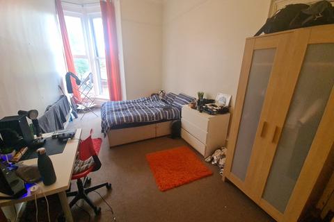 3 bedroom flat to rent, Moorland Road, Leeds LS6