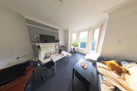 2 bedroom flat to rent, Saint Michael's Terrace, Leeds LS6