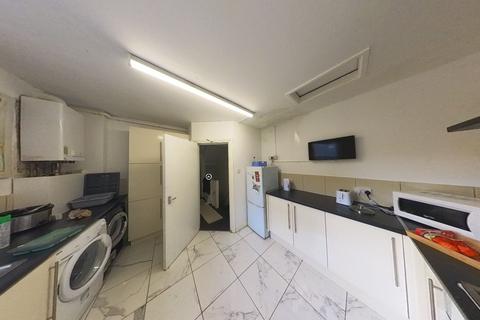 2 bedroom flat to rent, Saint Michael's Terrace, Leeds LS6