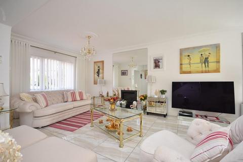 4 bedroom detached house for sale, 11 The Grange, Baroness Place, Penarth, CF64 3UW