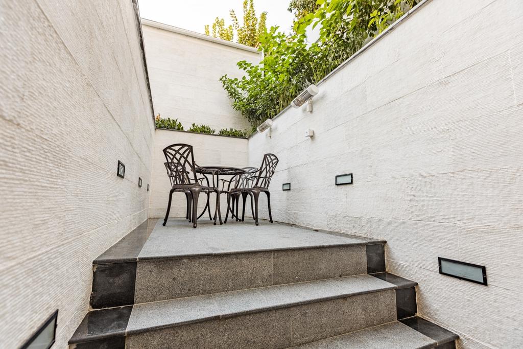 Nel BF courtyard 1