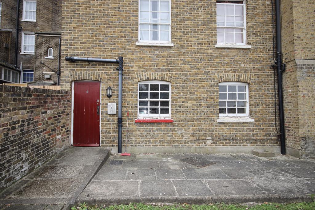 Elegant Two-Bedroom Flat with Allocated Parking i
